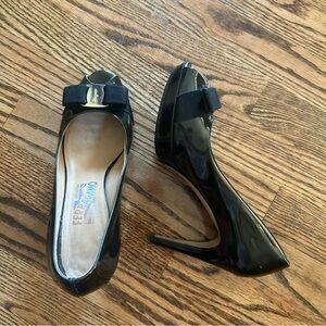 Salvatore Ferragamo women’s size 8 C patent leather platform peeptoe heels bow